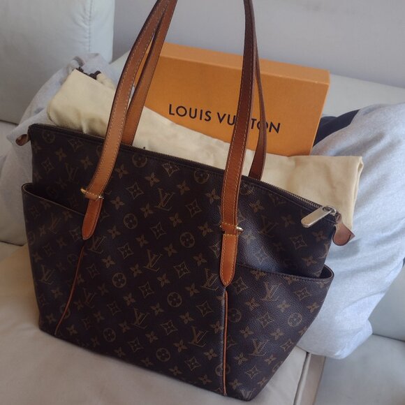 DISCONTINUED Louis Vuitton Totally MM in Monogram - Picture 5 of 15
